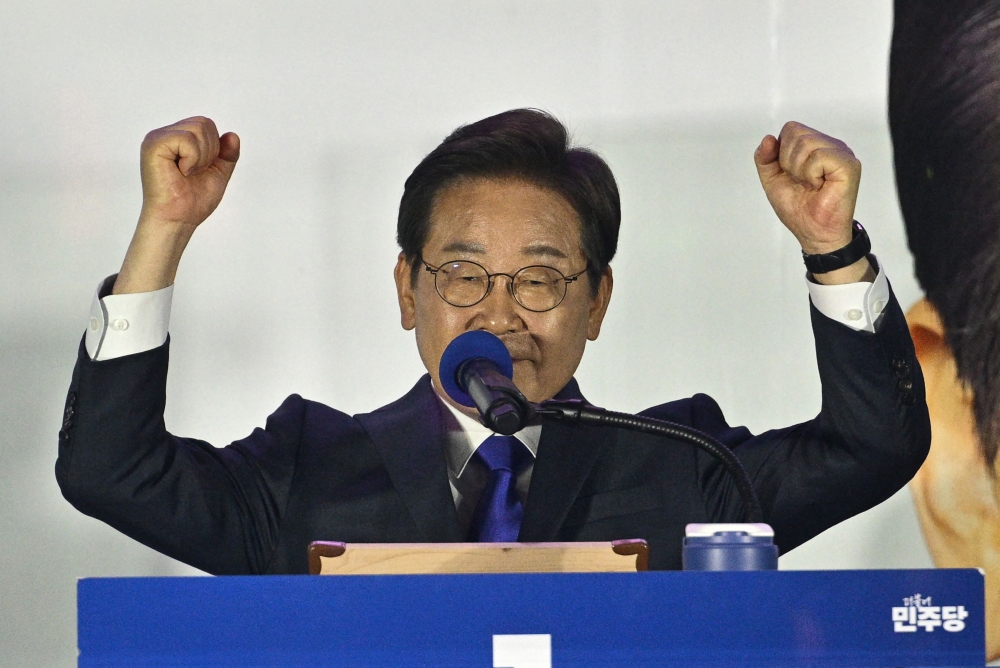 Lee Jae-myung, the presidential candidate for South Korea's Democratic Party, acknowledges supporters as he awaits the final results of the presidential election in Seoul on June 4, 2025. (Photo by Anthony Wallace / AFP)
