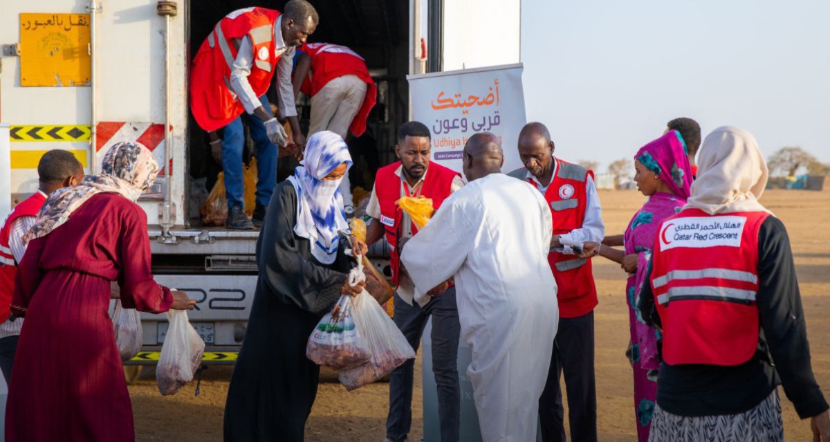 QRCS officials distributing sacrificial meat as part of the ‘Udhiya is Blessing’ project in Sudan.