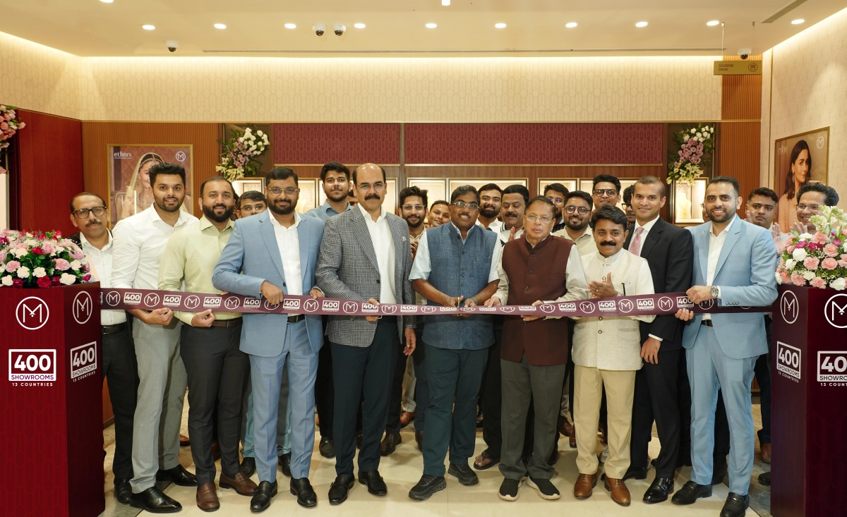 M P Ahammad, Chairman of Malabar Group, in the presence of O Asher, Managing Director – India Operations; and other senior management team members opening 400th global showroom at Noida, India.