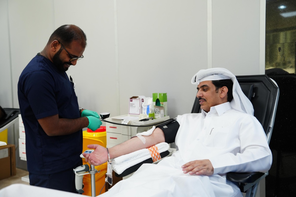 Director of the Public Relations and Communications Department at MECC Farhoud Al-Hajri donating blood during the campaign.