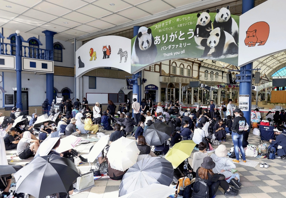Crowds gathered to say goodbye to the pandas. Photo: The Japan News