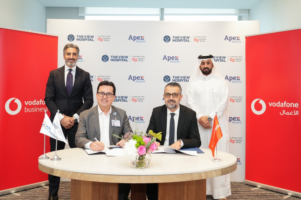 Chief Operating Officer at Vodafone Qatar, Baran Yurdagul; and CEO of The View Hospital Dr. Fatih Mehmet Gul signing the MoU. 