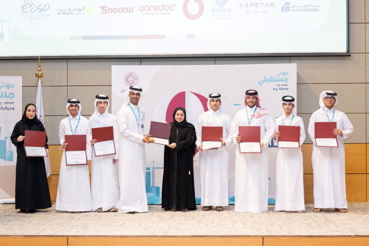 Executive Director of QCDC Saad Abdulla Al-Kharji with participants during the closing ceremony. 