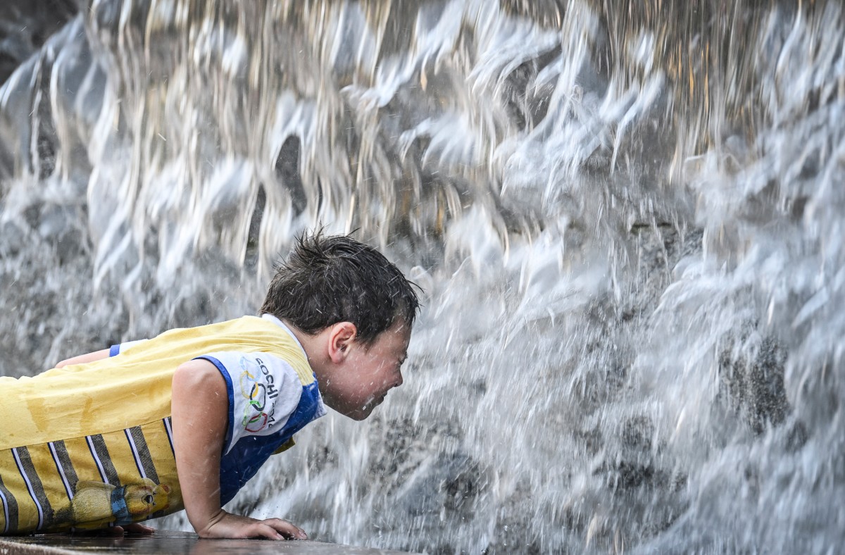 A boy cools himself off in a fountain in Moscow on July 8, 2025. The temperature in Moscow has reached 32 degrees Celsius, (90F) and 36 centigrade (97F) is expected by the end of the week. Photo by Alexander NEMENOV / AFP.
