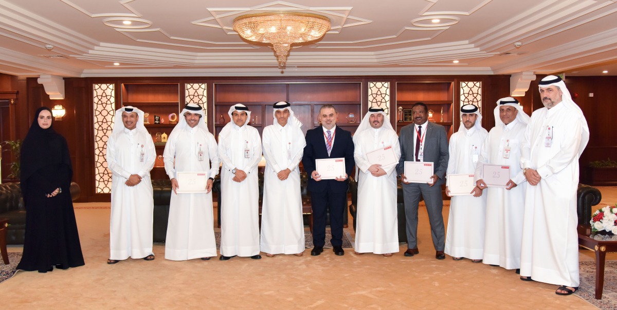 CEO of QIIB Dr. Abdulbasit Ahmed A Al Shaibei with other officials presenting certificates of appreciation to the employees at the bank’s headquarters. 