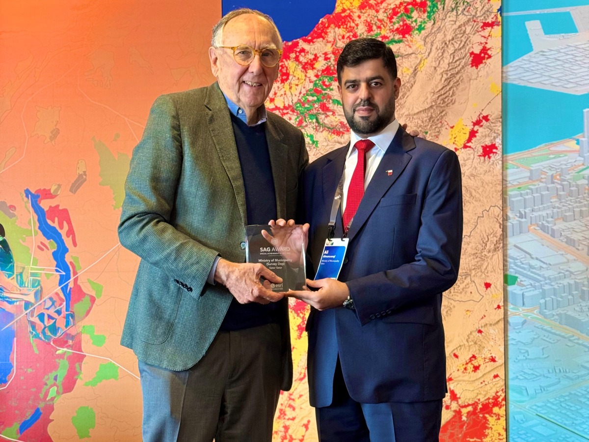 Director of the Survey Department at the Ministry of Municipality Ali Al-Marzouqi (right), receiving the award.