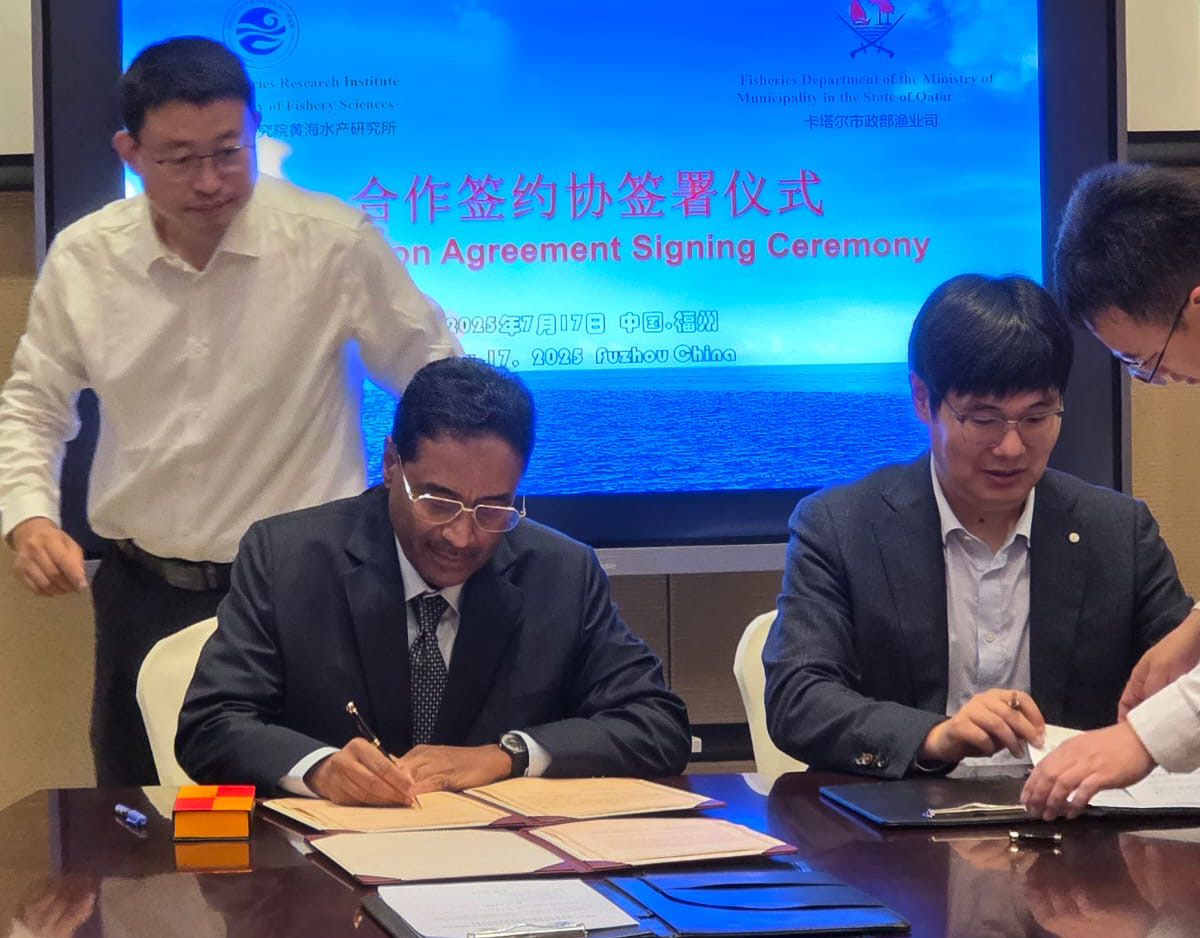 Director of Fish Affairs Department at the Ministry of Municipality Abdulaziz Al-Dehaimi (left) signing an agreement during the event.
