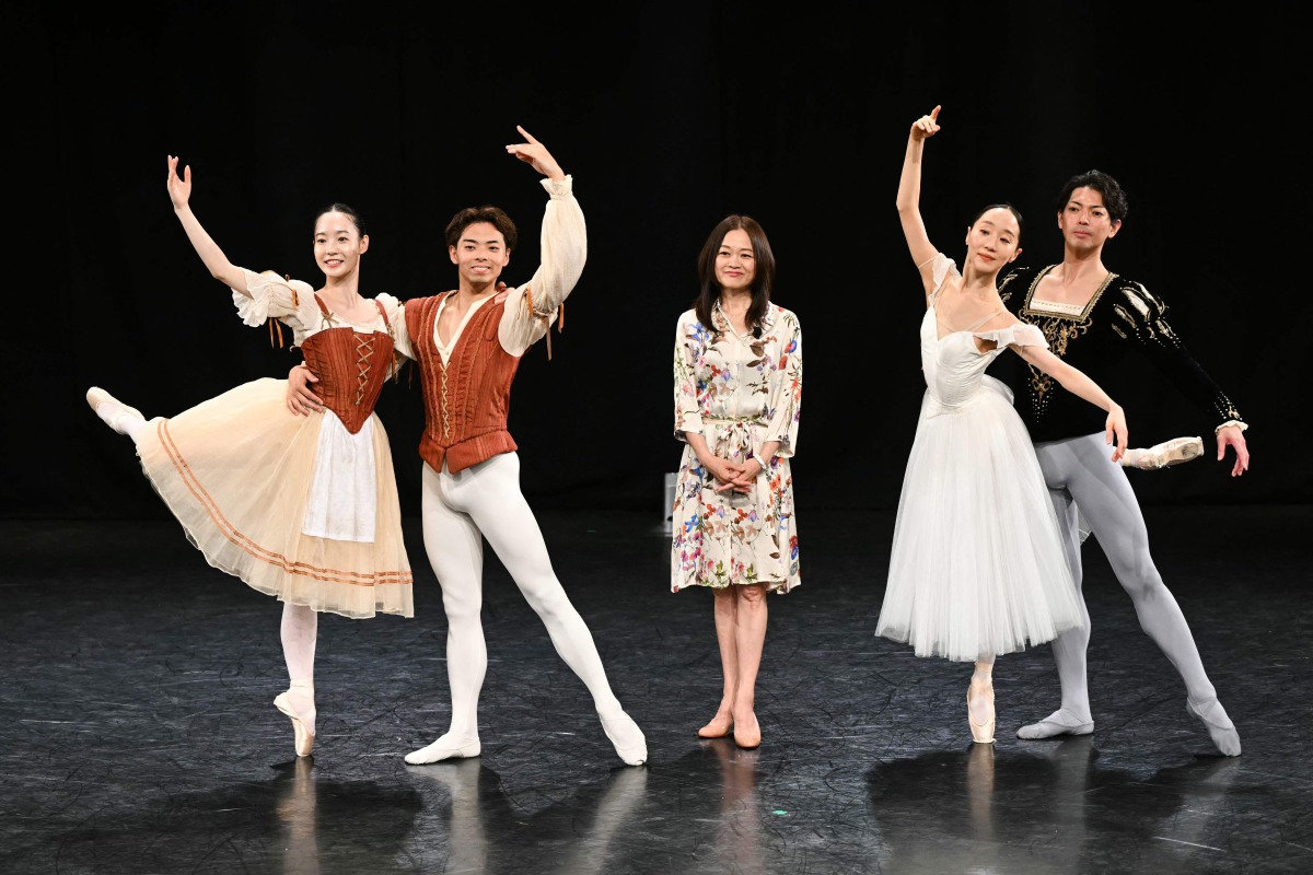 Dancers from the National Ballet of Japan (from L) Risako Ikeda, Shunsuke MIzui, Yui Yonezawa and Shun Izawa pose on stage with the company's artistic director Miyako Yoshida (C), during a preview rehearsal of the ballet 
