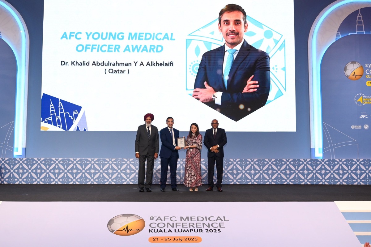 Dr Khalid Abdulrahman Yousef Al Khulaifi receives the award. 