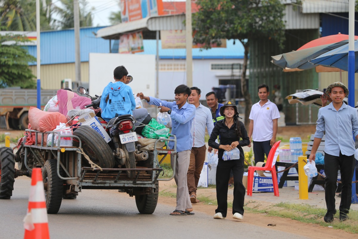  Cambodian villagers from Oddar Meanchey province receive drinking water after fleeing their homes to seek refuge in Siem Reap province, Cambodia, July 25, 2025.  (Photo by Sao Khuth/Xinhua)
