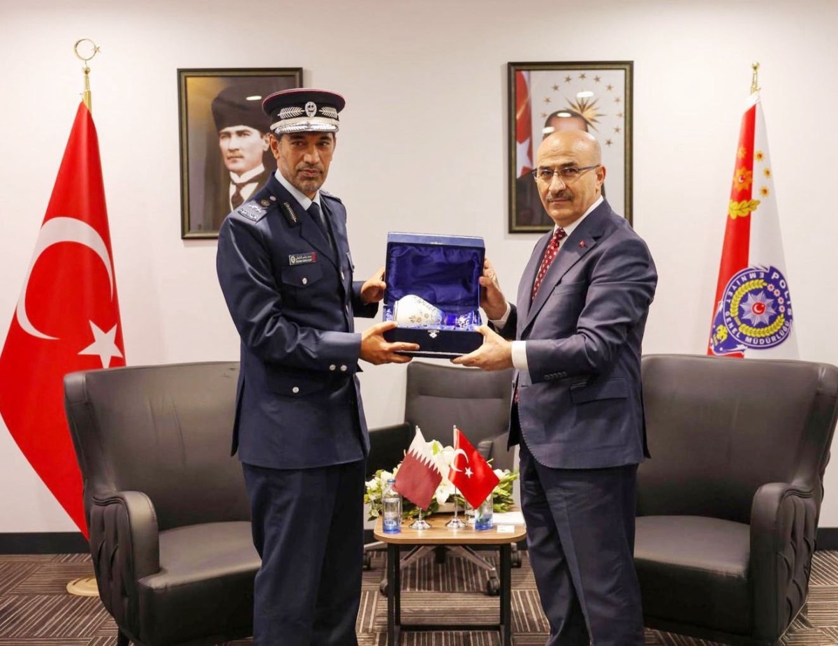 Director General of Public Security Major General Mohammed Jassim Al Sulaiti with Director General of the National Police of the Republic of Türkiye H E Mahmut DEMİRTAŞ during their meeting.