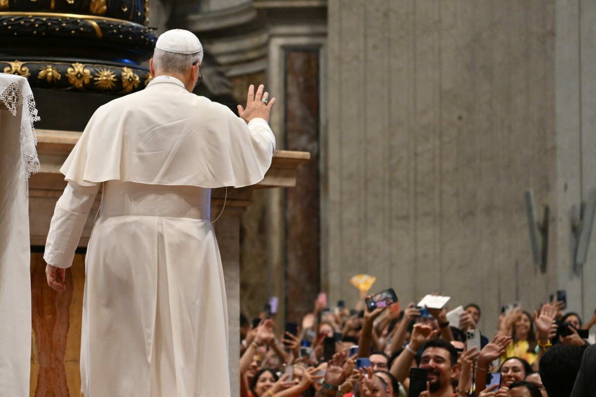 Pope Leo XIV salutes faithful during the mass for the Jubilee of digital missionaries and Catholic influencers celebrated by Filipino Cardinal Luis Antonio Tagle at St. Peters’ Basilica at the Vatican on July 29, 2025. (Photo by Alberto PIZZOLI / AFP)