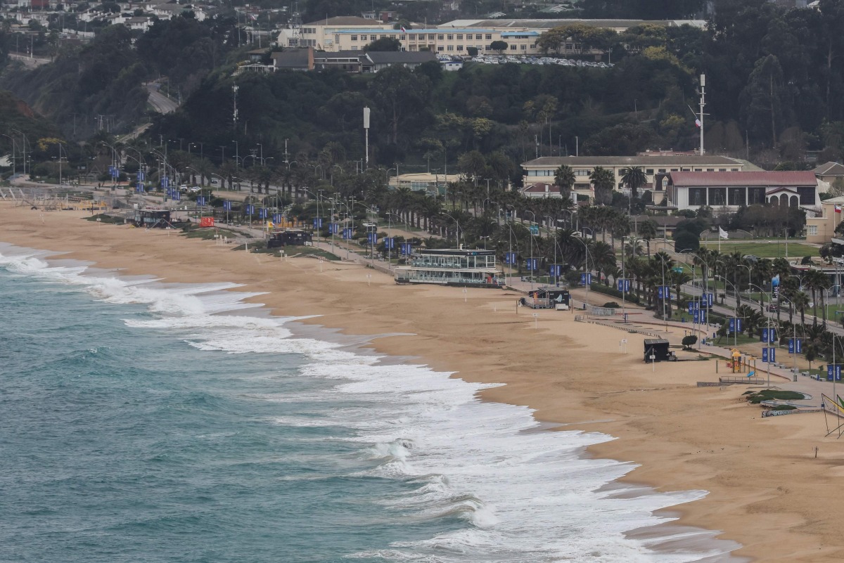View of the waves in Vina del Mar, Chile on July 30, 2025. Photo by CRISTOBAL BASAURE / AFP