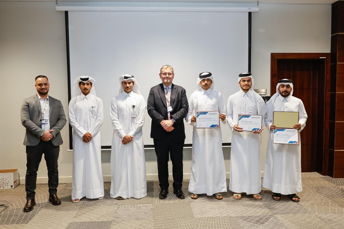  Officials with the participants in a group photograph at the end of the training.