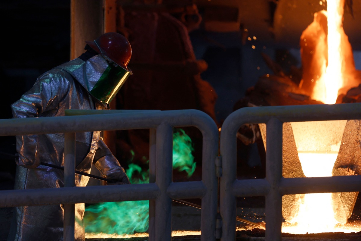 (FILES) A miner melts copper at El Teniente mine, the world's largest underground copper mine in Machali, near Rancagua, Chile on April 2, 2025. (Photo by RAUL BRAVO / AFP)

