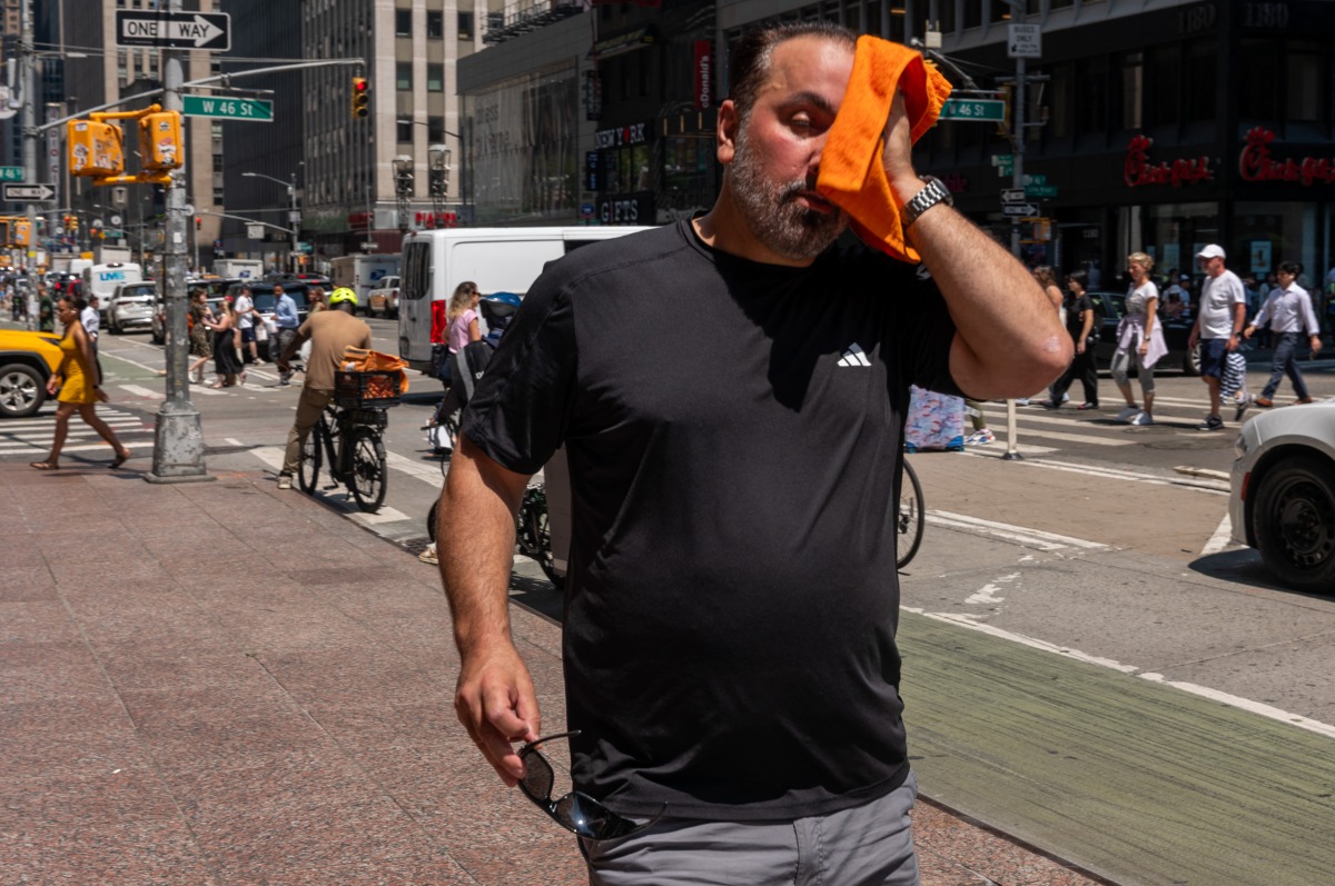 People try to stay cool on the sweltering streets of Manhattan as the region experiences another heatwave on July 29, 2025 in New York City. Photo by SPENCER PLATT / GETTY IMAGES NORTH AMERICA / Getty Images via AFP.
