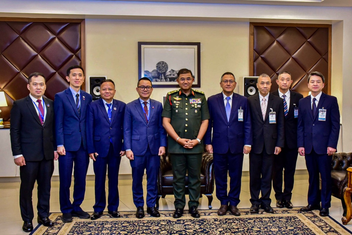 Thai and Cambodian officials pose for photos in Kuala Lumpur, Malaysia on Aug. 4, 2025. (Malaysian National News Agency/Handout via Xinhua)