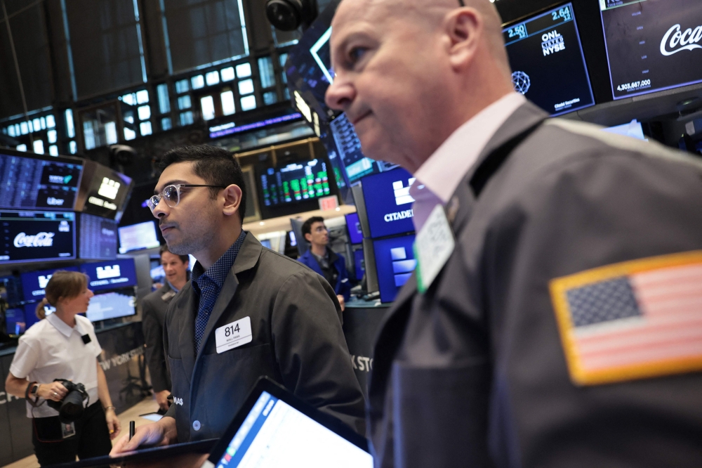 Traders work on the floor of the New York Stock Exchange during morning trading on August 05, 2025 in New York City. (Photo by Michael M. Santiago/Getty Images/AFP)
 