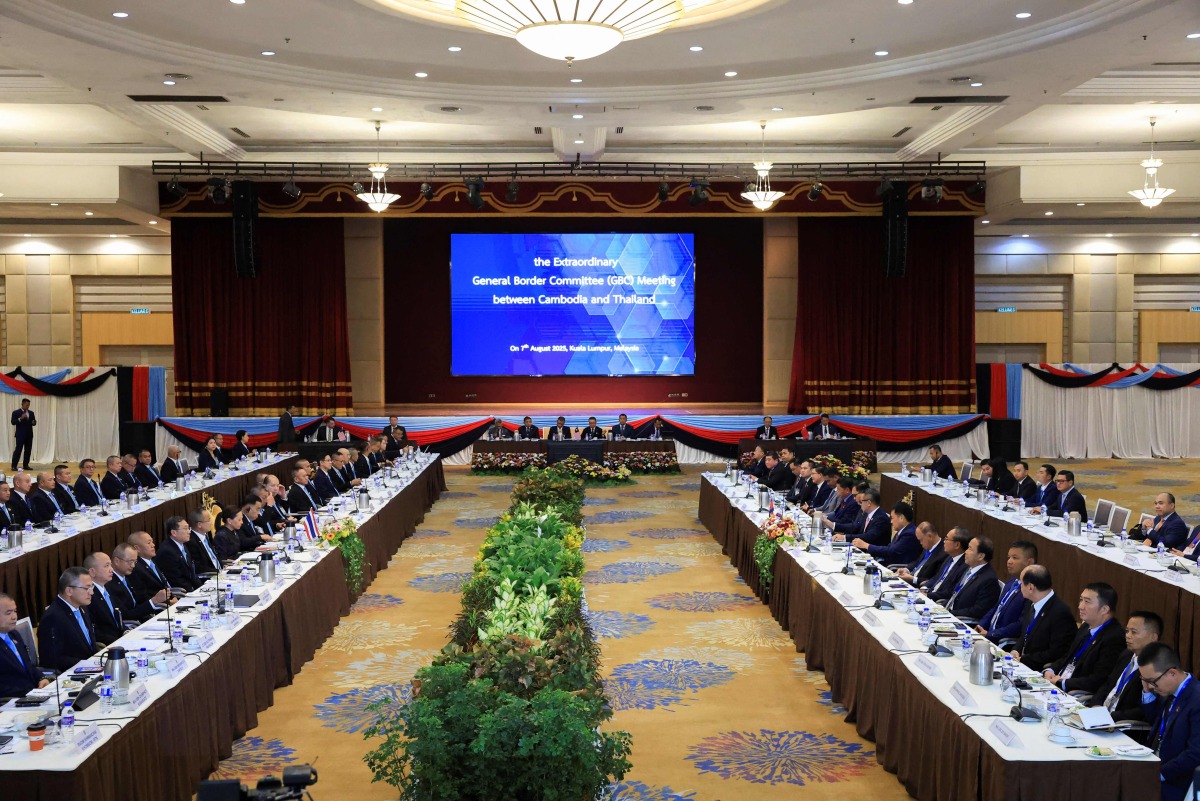 A general view shows the Extraordinary General Border Committee (GBC) with Thai Deputy Defence Minister Nattaphon Narkphanit (L) and Cambodian Defence Minister General Tea Seiha (R) to discuss their border dispute between Thailand and Cambodia, in Kuala Lumpur on August 7, 2025. (Photo by HASNOOR HUSSAIN / POOL / AFP)