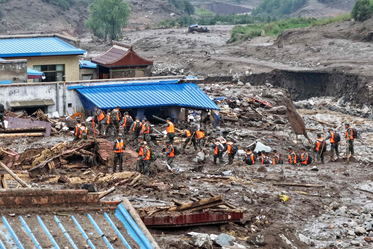 Rescue workers search for survivors after a flash flood in Yuzhong county, in China's northwest Gansu province on August 8, 2025. (Photo by AFP)