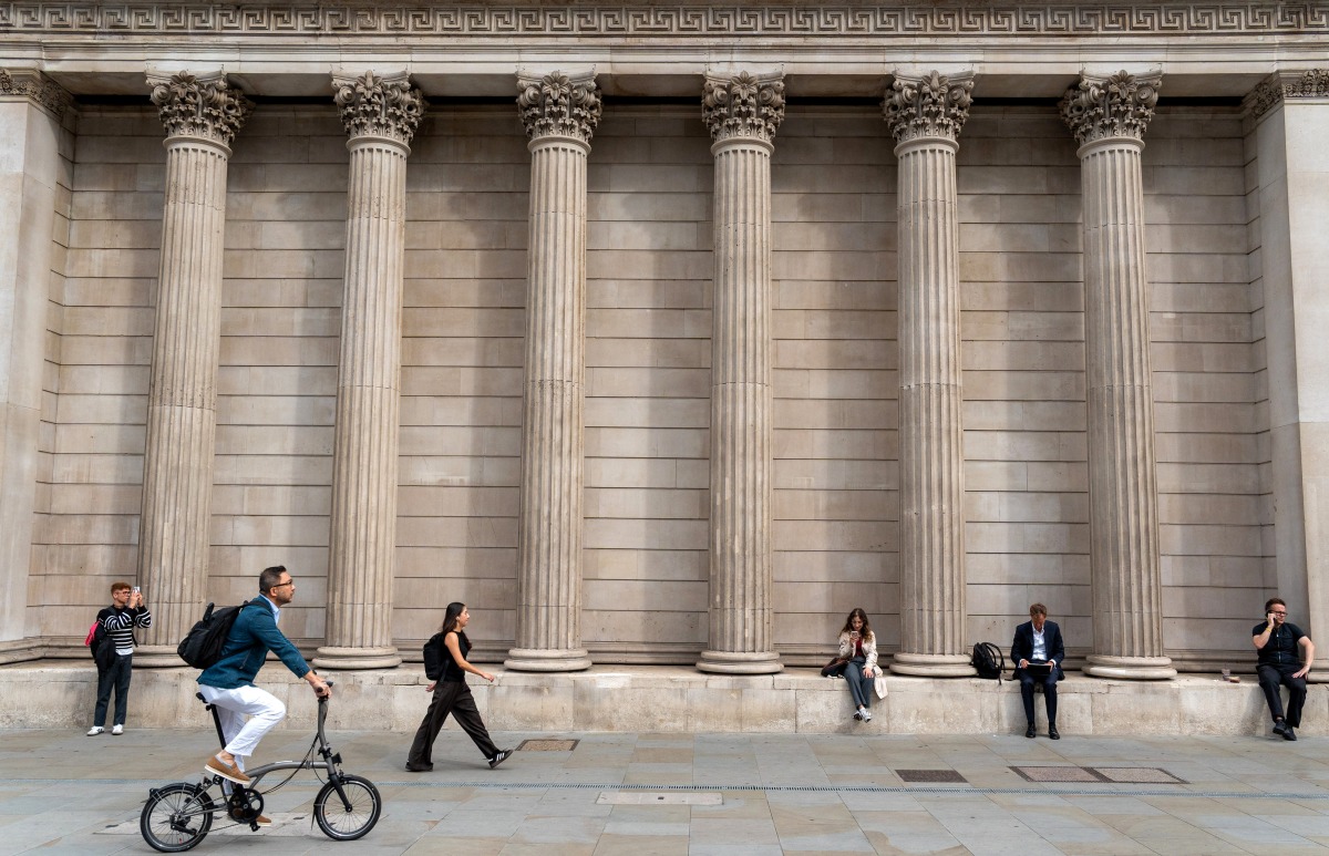 Pedestrians walk past the Bank of England, in the City of London, on August 7, 2025. Photo by Niklas HALLE'N / AFP