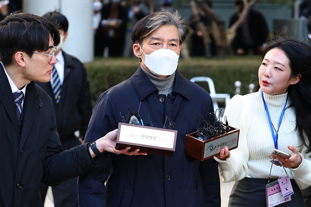 Cho Kuk (C), a former aide to South Korea's former president Moon Jae-in, leaves after his trial at the Seoul Central District Court in Seoul on February 3, 2023. Photo by YONHAP / AFP

