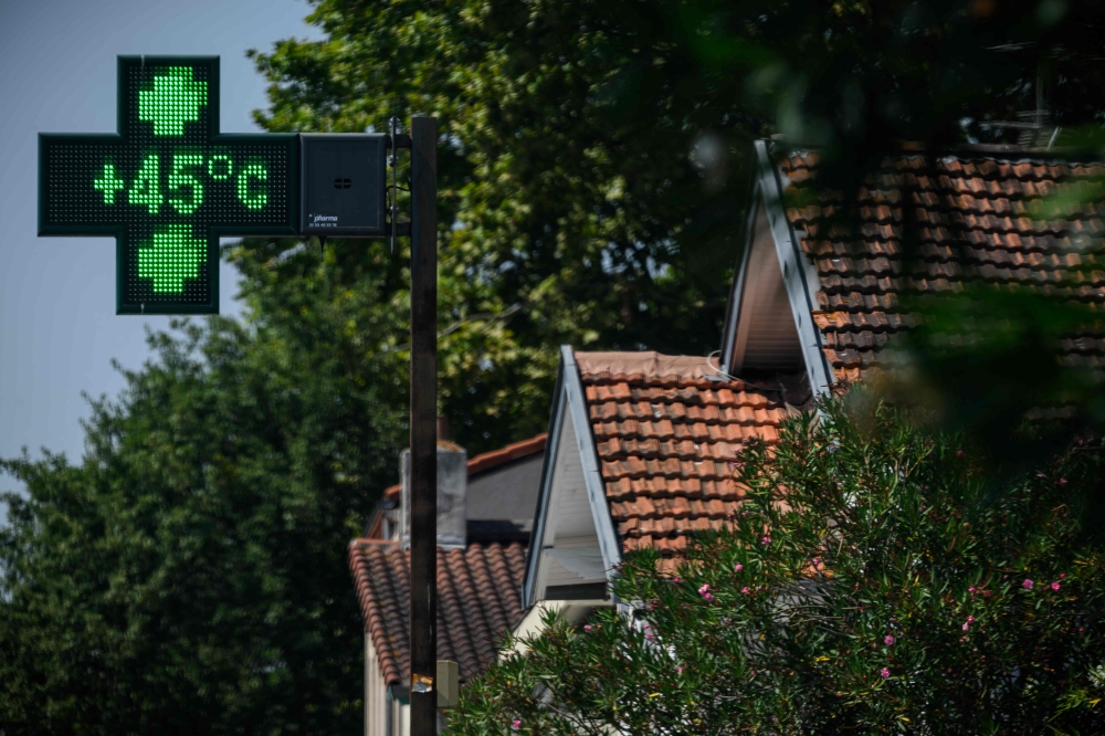 A pharmacy sign indicates a temperature of 45ｰC in Toulouse, southwestern France on August 11, 2025. (Photo by Lionel Bonaventure / AFP)