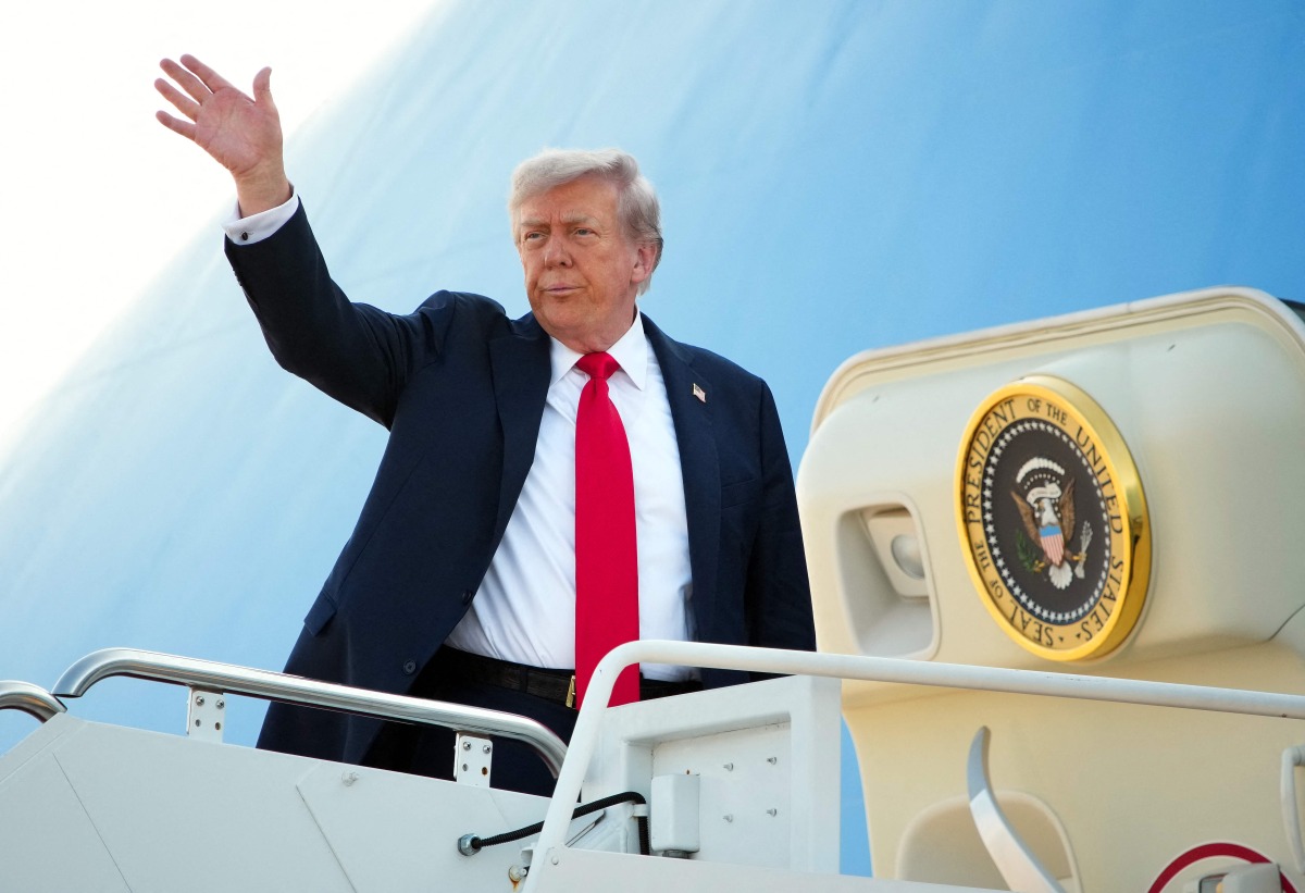 US President Donald Trump boards Air Force One on August 15, 2025 at Joint Base Andrews, Maryland. President Trump is traveling to Anchorage, Alaska, for peace talks with Russian President Vladimir Putin on the war in Ukraine. (Photo by Andrew Harnik / GETTY IMAGES NORTH AMERICA / Getty Images via AFP)
