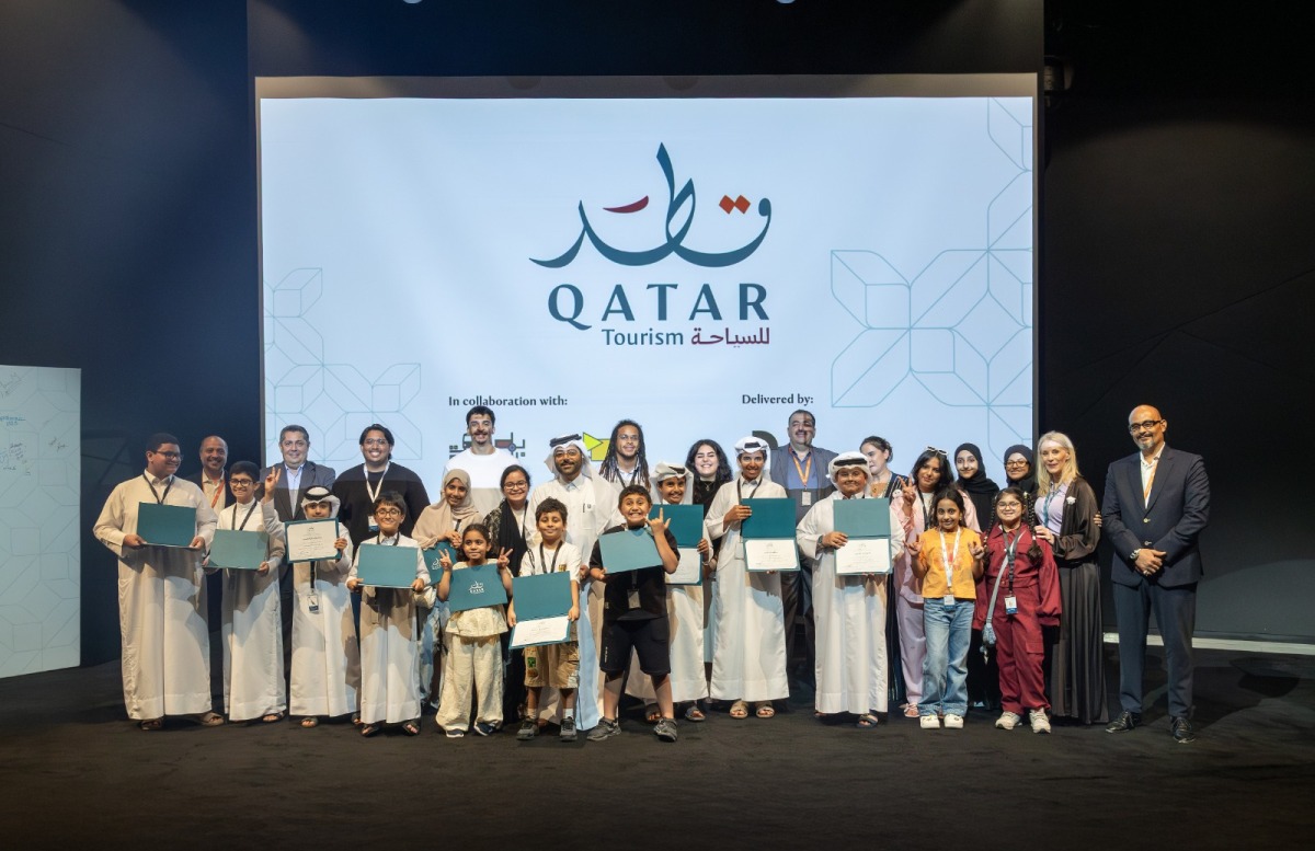 Officials and participants in a group photo at the end of the programme.