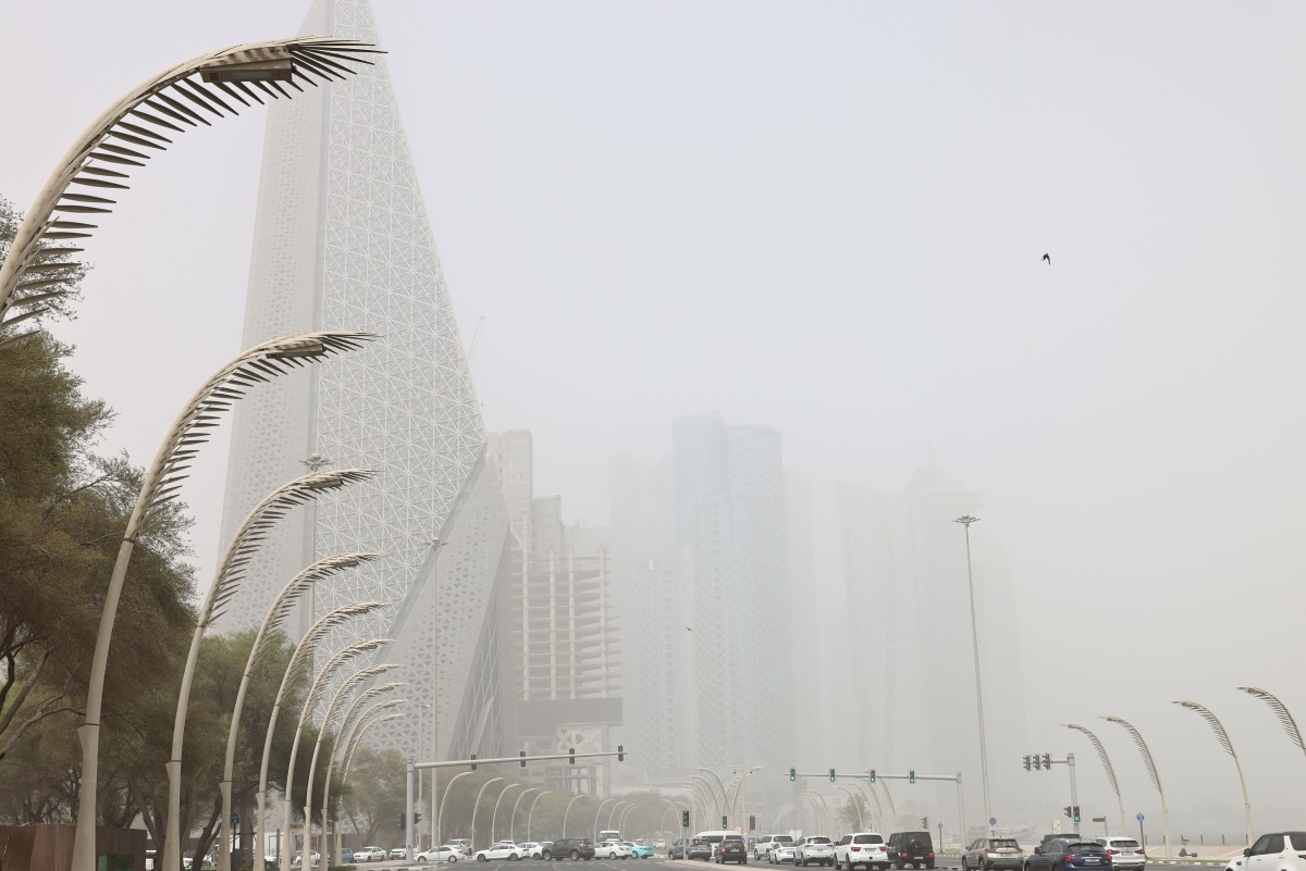 Movement of vehicles on the Doha Corniche street afternoon, as visibility is reduced. Picture by: Salim Matramkot سليم مترامكوت