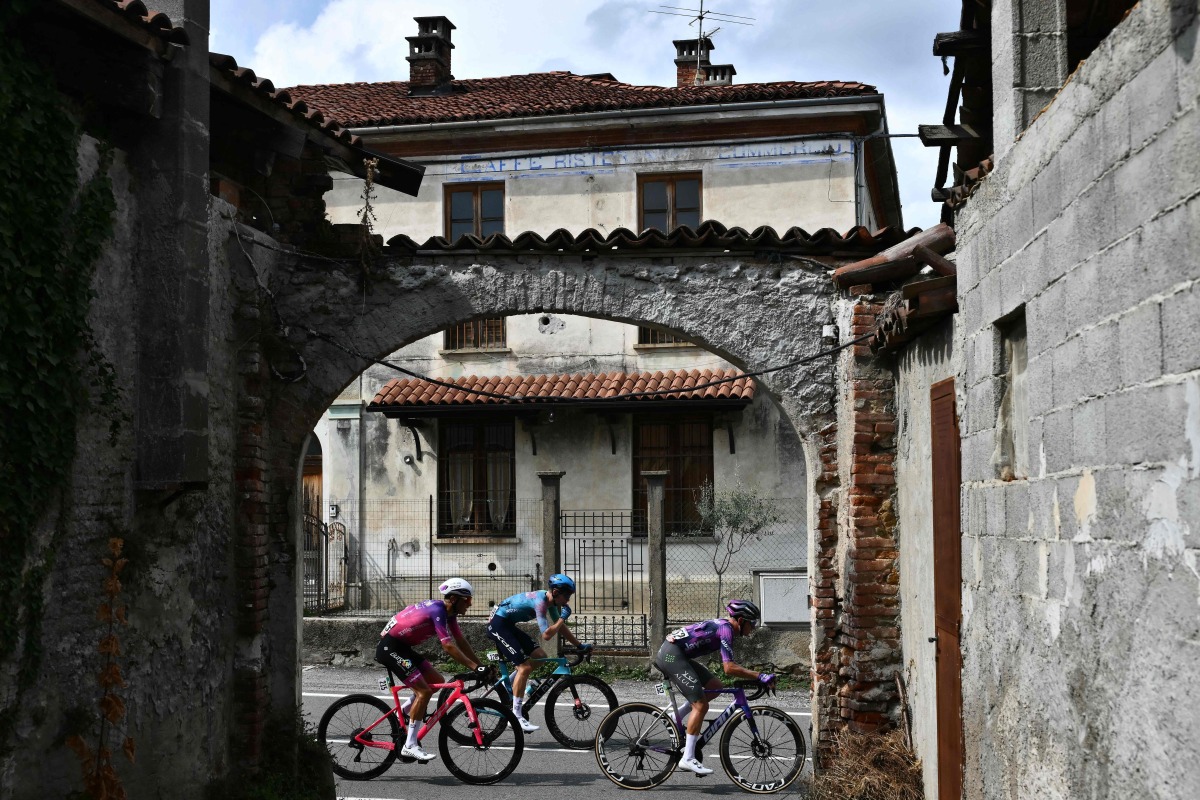 Riders cycle in a breakaway in Zubiena during the first stage of the Vuelta a Espana, a 183 km race between Torino - Reggia di Venaria and Novara, in Italy's Piemonte region, on August 23, 2025. (Photo by Marco BERTORELLO / AFP)