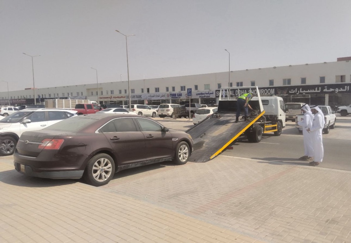 Al Sheehaniya Municipality officials during the campaign to remove abandoned vehicles.