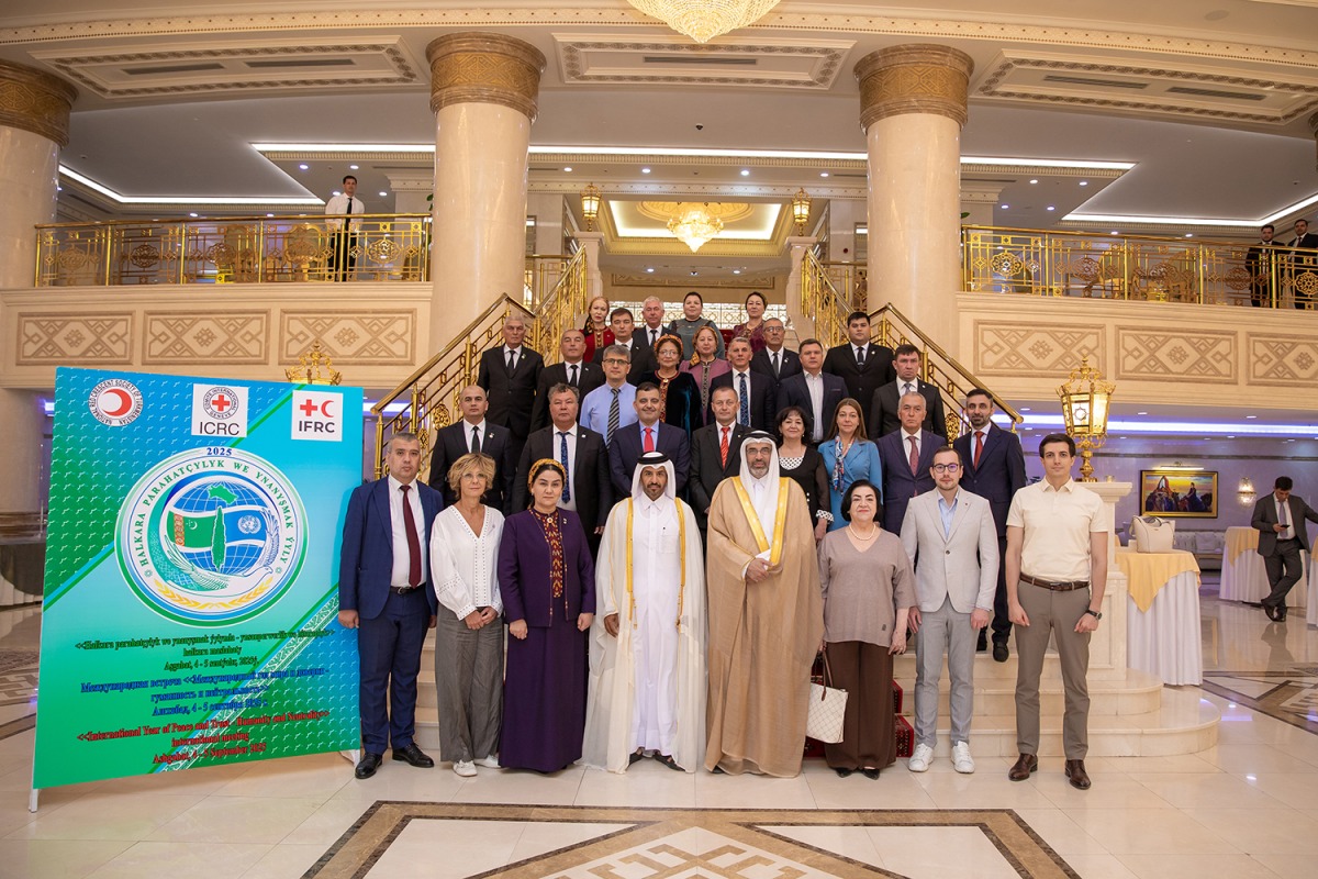 Members of the QRCS delegation and other delegates in Ashgabat.