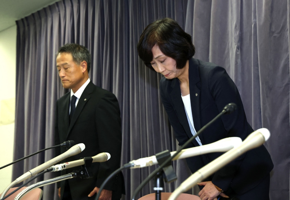 Japan Airlines President Mitsuko Tottori (R) apologizes at a press conference after receiving a letter of severe warning from the Ministry of Land, Infrastructure, Transport and Tourism, regarding a pilot's drinking scandal, in Tokyo on September 10, 2025. (Photo by JIJI Press / AFP) 