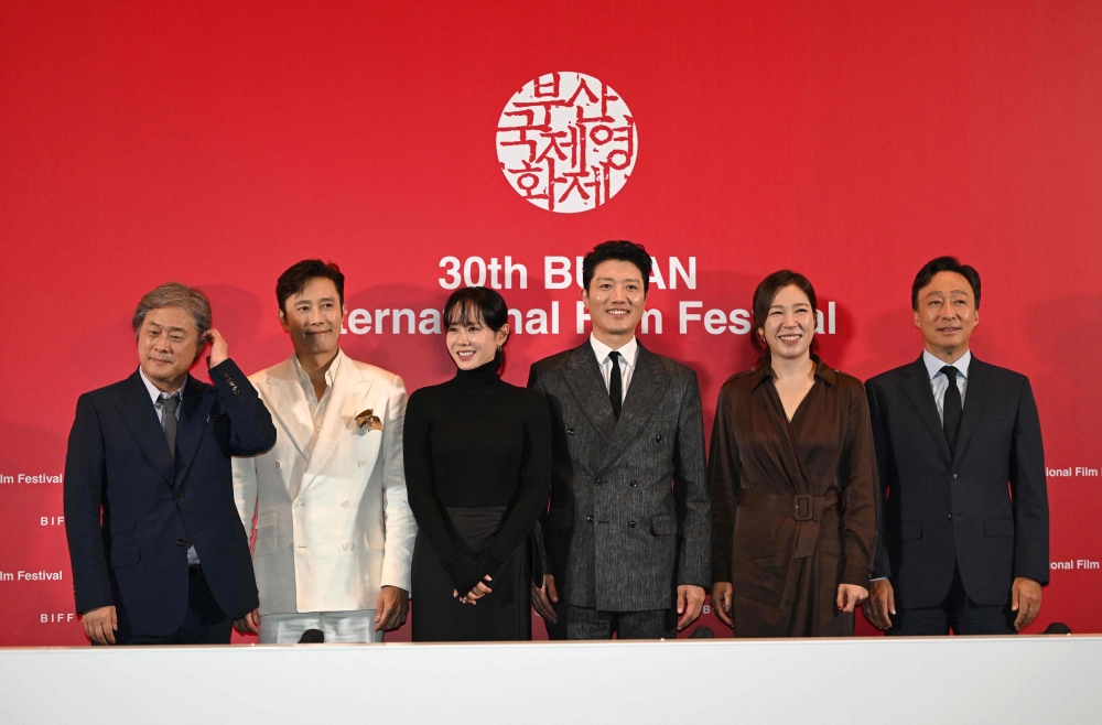 (L-R) South Korean director Park Chan-wook, actors Lee Byung-hun, Son Ye-jin, Park Hee-soon, Lee Sung-min and Yeom Hye-ran pose for a photo after a press conference for the opening film 'No Other Choice' of the 30th Busan International Film Festival (BIFF) at the Busan Cinema Center in Busan on September 17, 2025. (Photo by Jung Yeon-je / AFP)