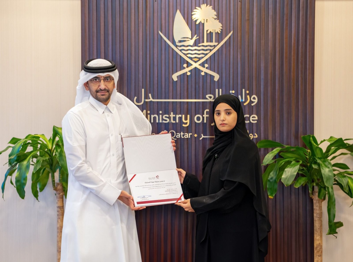 Minister of Justice and Minister of State for Cabinet Affairs H E Ibrahim bin Ali Al Mohannadi presenting a certificate at the event.
