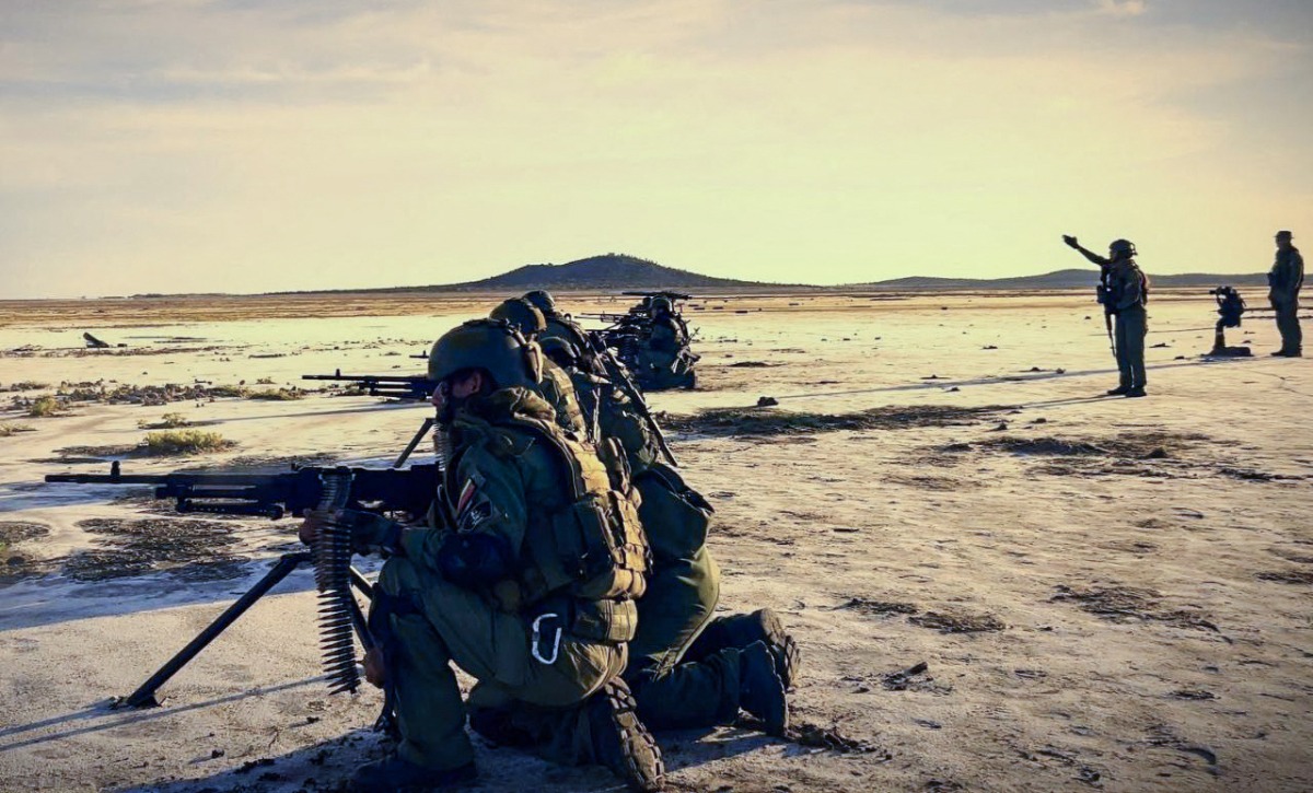 This handout picture released on September 18, 2025, by the CEOFANB (Strategic Operations Command of the Bolivarian National Armed Forces of Venezuela) shows Venezuelan soldiers during military exercises on the shores of the Caribbean island of La Orchila, Venezuela. (Photo by Handout / CEOFANB / AFP)