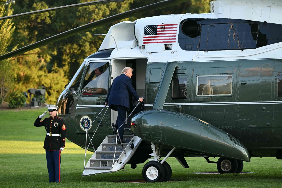 US President Donald Trump boards Marine One as he departs from the South Lawn of the White House in Washington, DC, on Septemeber 22, 2025. (Photo by SAUL LOEB / AFP)