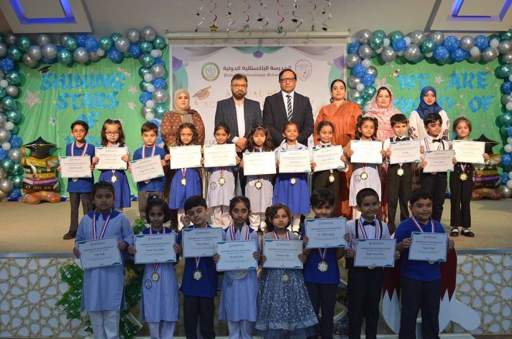 School officials and students during the Annual Prize Distribution Ceremony.
