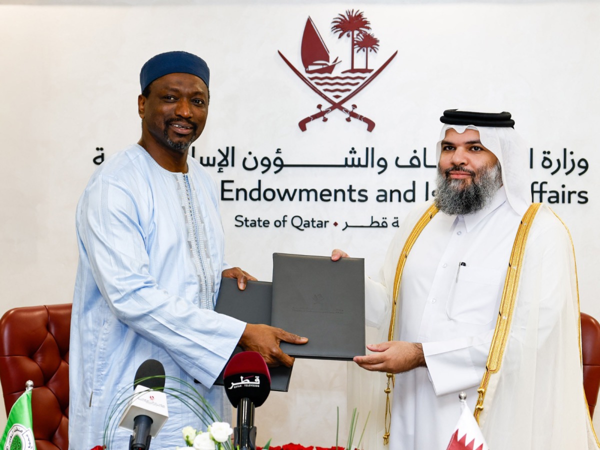 Undersecretary of the Ministry of Awqaf and Islamic Affairs H E Dr. Sheikh Khalid bin Mohammed bin Ghanem Al Thani (right) and IIFA Secretary-General H E Prof. Dr. Koutoub Mustapha Sano exchanging documents after signing the MoU.