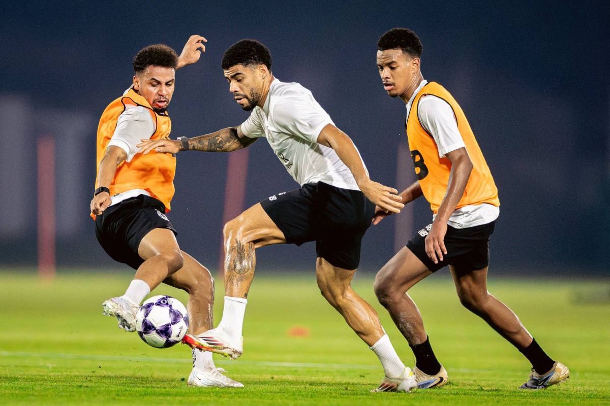 Al Sadd's Paulo Otávio (centre) trains with teammates.
