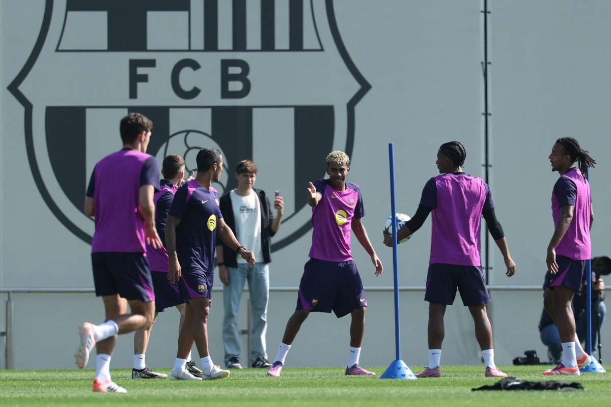 Barcelona's Spanish forward #10 Lamine Yamal (C) attends a training session on the eve of the UEFA Champions League league phase day 2 football match between FC Barcelona and Paris Saint-Germain (PSG) at the Joan Gamper training ground in Sant Joan Despi, near Barcelona, on September 30, 2025. (Photo by LLUIS GENE / AFP)

