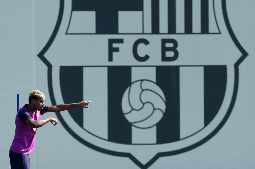 Barcelona's Spanish forward #10 Lamine Yamal attends a training session at the Joan Gamper training ground in Sant Joan Despi, near Barcelona, on September 30, 2025. (Photo by Lluis Gene / AFP)