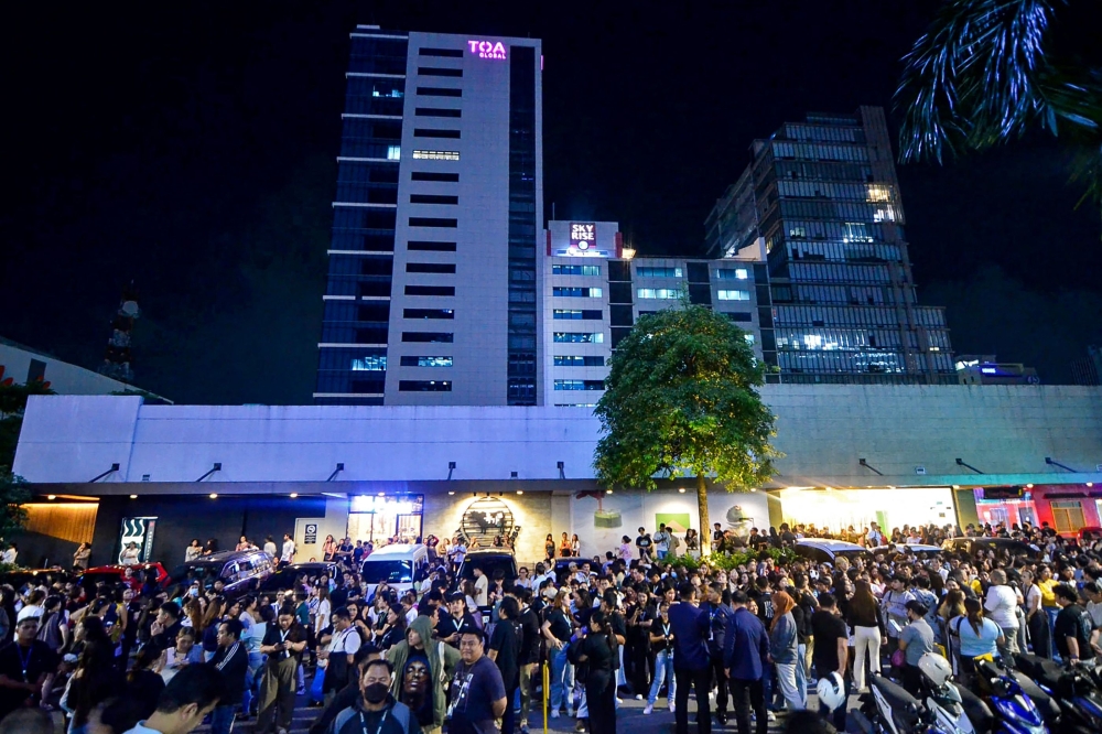 Call center employees gather outside their office building after earthquake tremors at Cebu in central Philippines on September 30, 2025. (Photo by Alan Tangcawan / AFP)
