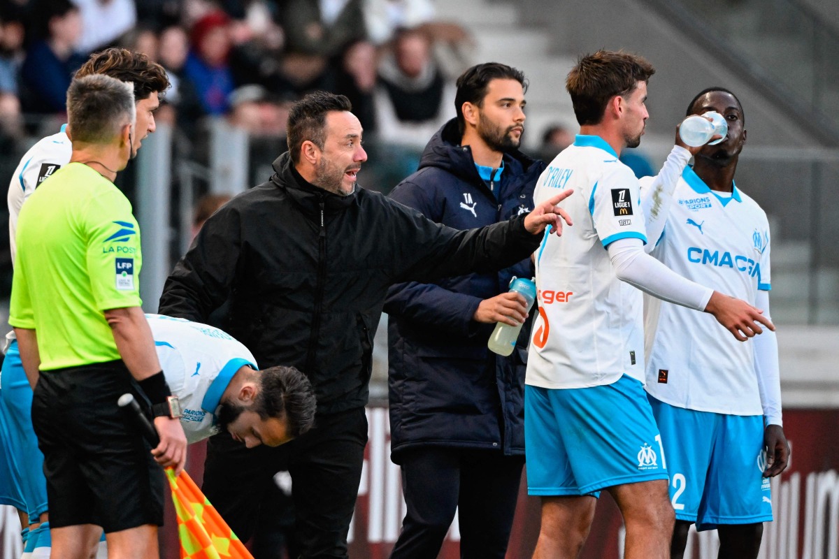 Marseille's Italian head coach Roberto De Zerbi (C) gives instructions to his players during the French L1 football match between Metz and Olympique de Marseille (OM) at the Stade Saint-Symphorien in Metz, eastern France on October 4, 2025. (Photo by Jean-Christophe VERHAEGEN / AFP)