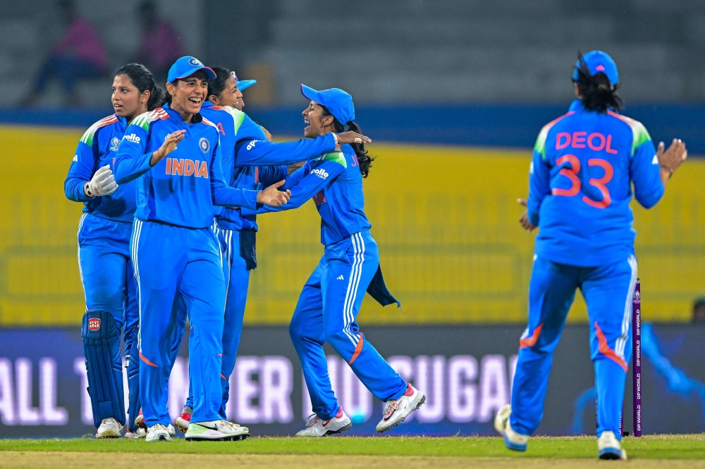 India's players celebrate after the dismissal of Pakistan's Muneeba Ali during the ICC Women's Cricket World Cup 2025 one-day international (ODI) match between India and Pakistan at the R. Premadasa International Cricket Stadium in Colombo on October 5, 2025. (Photo by Ishara S Kodikara / AFP)

