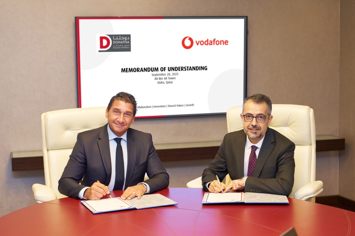 Dohatna and Vodafone Qatar officials signing the MoU. 