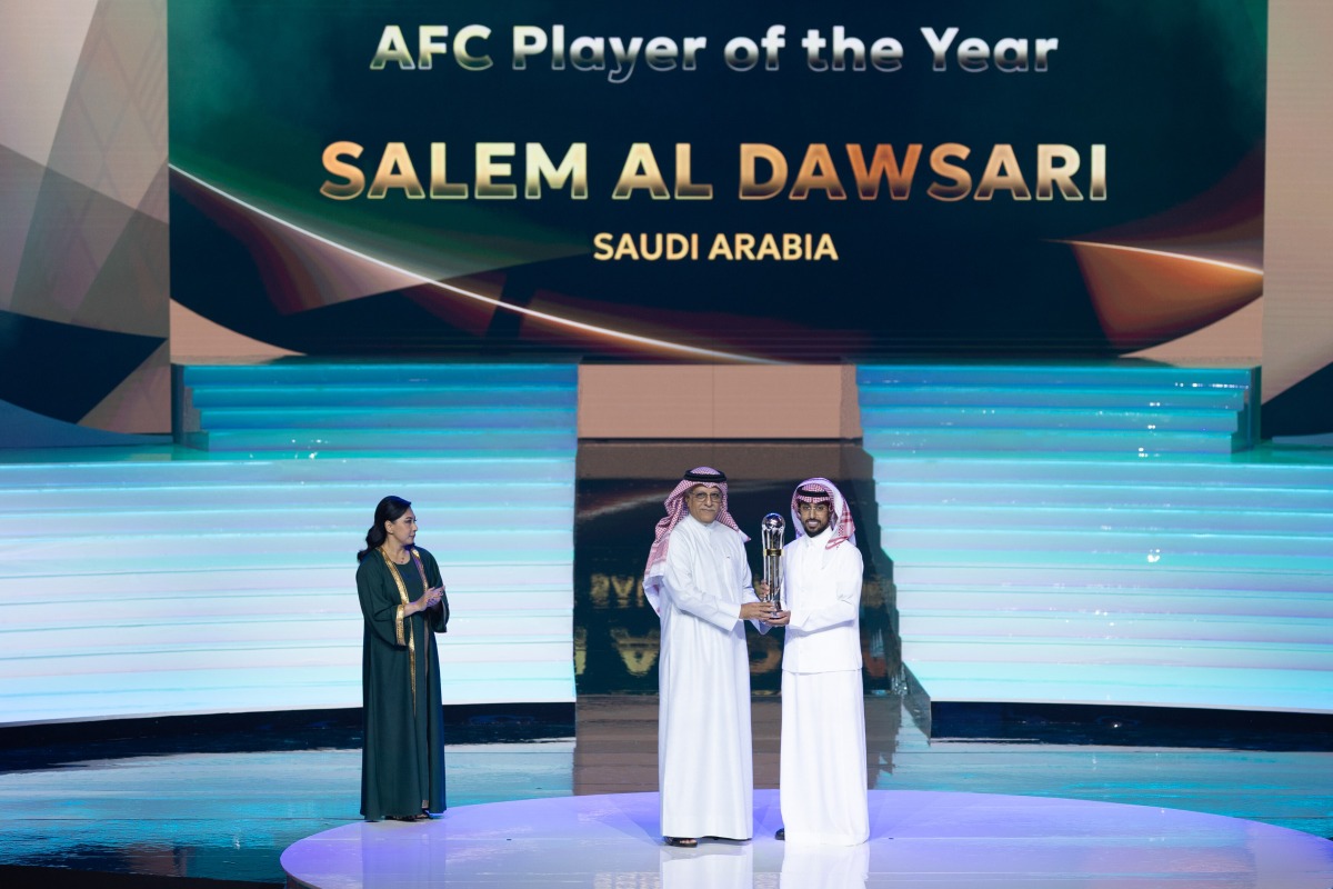 Salem Al Dawsari receives the award from AFC President Salman bin Ibrahim Al Khalifa.