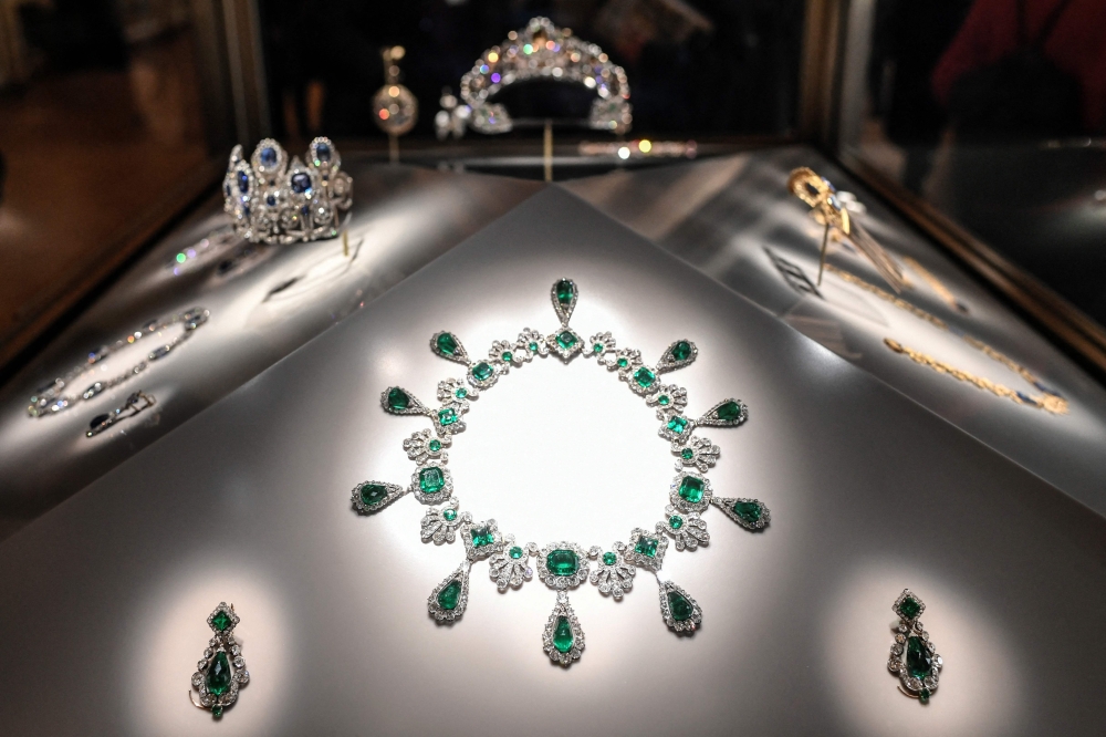 This photograph shows Le collier et les boucles d'oreilles de la parure d'émeraudes de l'impératrice Marie-Louise (necklace and earrings of the set of jewelry of Empress Marie-Louise) displayed at Apollon's Gallery on January 14, 2020 at the Louvre museum in Paris after the reopening of the Gallery following ten months of renovations. (Photo by Stephane De Sakutin / AFP)