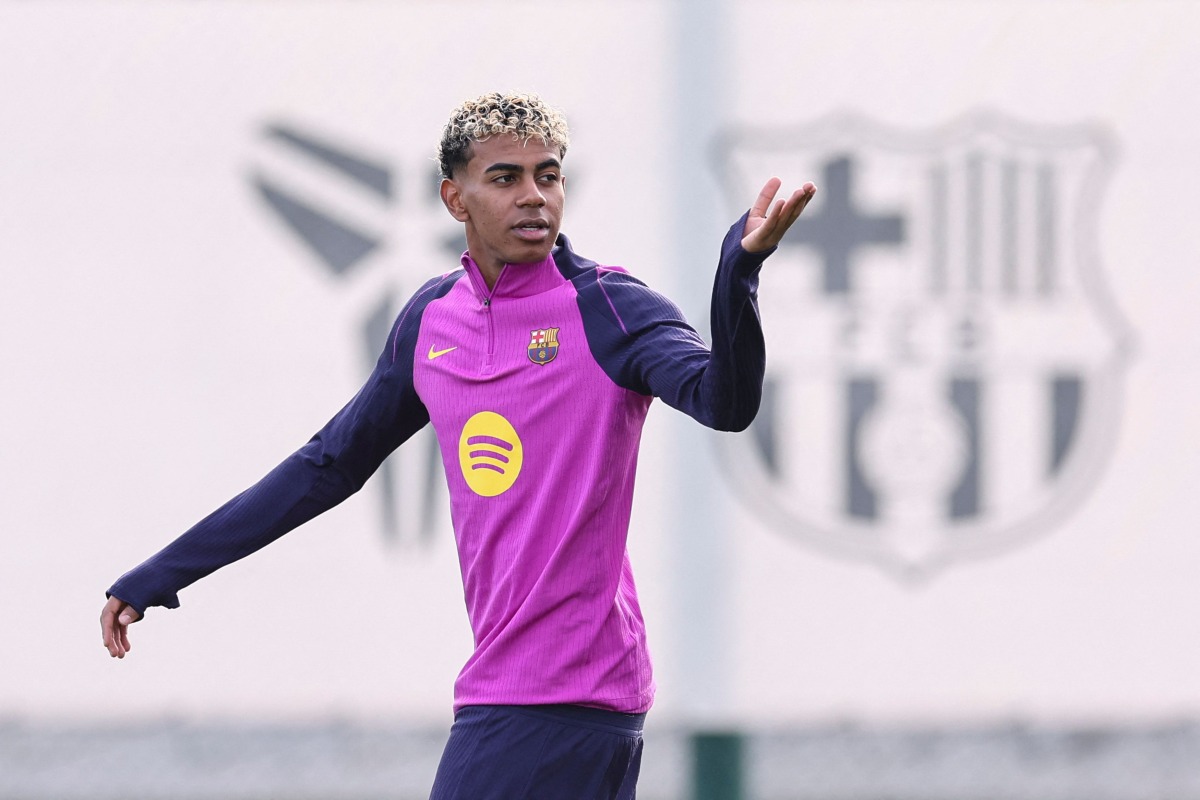 Barcelona's Spanish forward #10 Lamine Yamal attends a training session at the Joan Gamper training ground in Sant Joan Despi, near Barcelona, on October 25, 2025. (Photo by Josep LAGO / AFP)